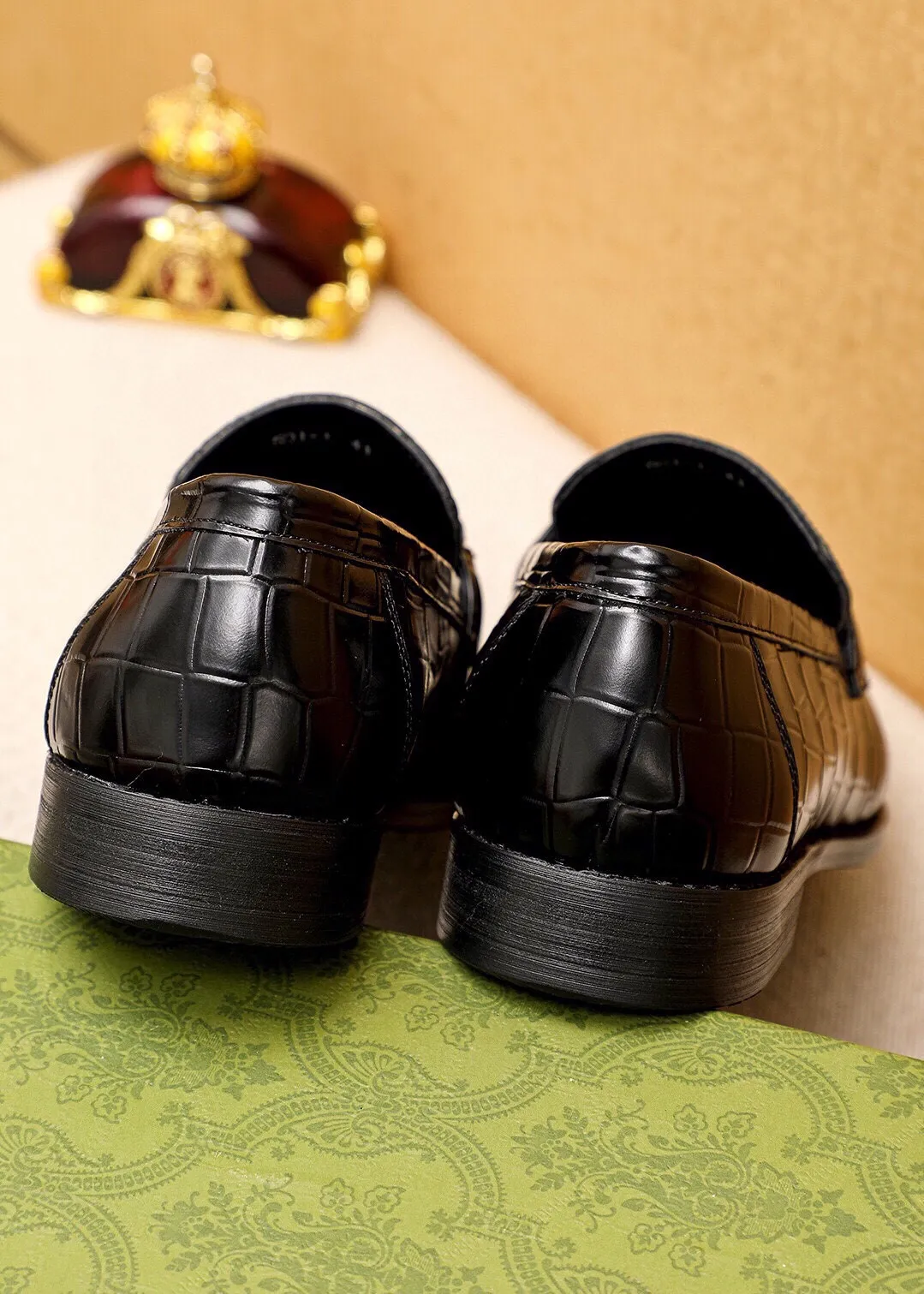Men's shoes 💰460 💐 Product trademark: GUCCI "Gucci" casual leather shoes Regular size: 38-44 (45🉑️customized) Product materials: Selected imported first-layer calfskin embossed upper + luxury hardware buckle, imported water-dyed cow leather lining. Strong three-dimensional visual effect, combined outsole Color: 2⃣️colors available